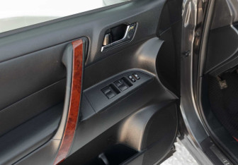 Подержанный автомобиль Toyota Highlander 2011 года (18 фото)