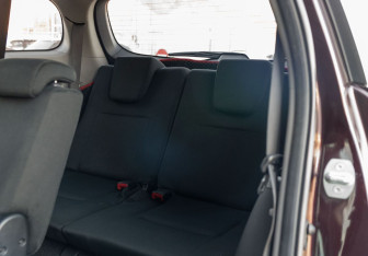Подержанный автомобиль Toyota Wish Minivan 2013 года (17 фото)