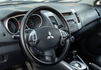 Подержанный автомобиль Mitsubishi Outlander 2008 года (11 фото)