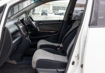 Подержанный автомобиль Honda Stream 2001 года (19 фото)