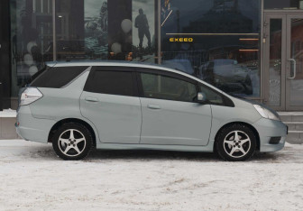 Подержанный автомобиль Honda Fit Shuttle 2012 года (4 фото)