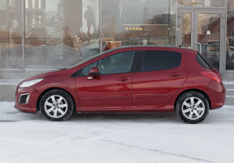 Подержанный автомобиль Peugeot 308 Hatchback 2012 года (8 фото)