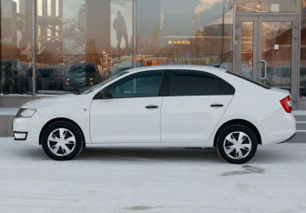 Подержанный автомобиль Skoda Rapid Liftback 2017 года (8 фото)