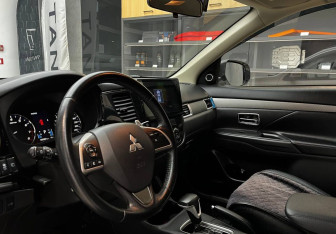 Подержанный автомобиль Mitsubishi Outlander 2013 года (17 фото)