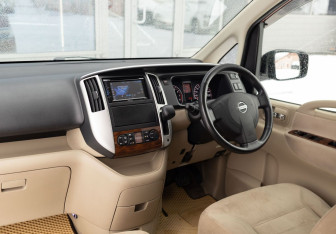 Подержанный автомобиль Nissan Serena Minivan 2009 года (10 фото)