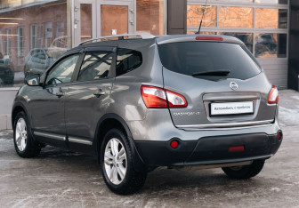 Подержанный автомобиль Nissan Qashqai+2 2013 года (7 фото)