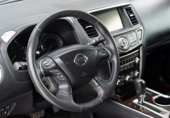 Подержанный автомобиль Nissan Pathfinder 2015 года (11 фото)