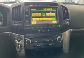 Подержанный автомобиль Toyota Land Cruiser Suv 2011 года (8 фото)