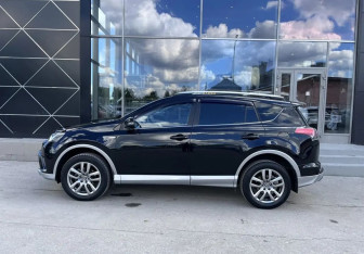Подержанный автомобиль Toyota RAV4 2017 года (6 фото)