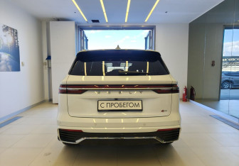 Подержанный автомобиль Geely Monjaro 2023 года (5 фото)