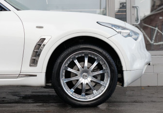 Подержанный автомобиль Infiniti FX 2008 года (9 фото)