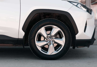 Подержанный автомобиль Toyota RAV4 2020 года (9 фото)