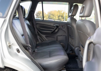 Подержанный автомобиль Toyota RAV4 2002 года (18 фото)