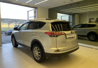 Подержанный автомобиль Toyota RAV4 2017 года (6 фото)