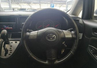 Подержанный автомобиль Toyota Wish Compactvan 2003 года (9 фото)
