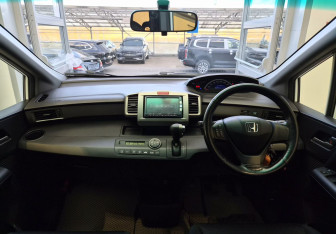 Подержанный автомобиль Honda Freed 2013 года (8 фото)