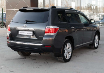Подержанный автомобиль Toyota Highlander 2011 года (5 фото)
