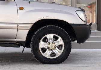 Подержанный автомобиль Toyota Land Cruiser Suv 2002 года (9 фото)