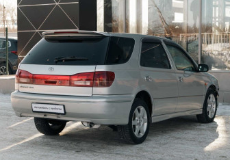 Подержанный автомобиль Toyota Vista Wagon 2003 года (5 фото)