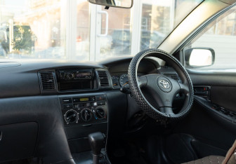 Подержанный автомобиль Toyota Allex 2003 года (10 фото)