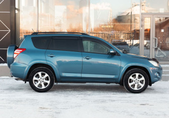 Подержанный автомобиль Toyota RAV4 2011 года (4 фото)