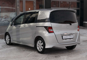 Подержанный автомобиль Honda Freed 2010 года (7 фото)