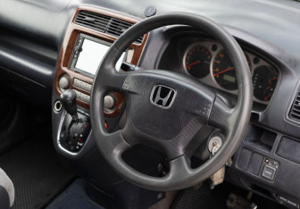 Подержанный автомобиль Honda Stream 2001 года (11 фото)