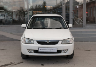 Подержанный автомобиль Mazda Familia Sedan 2000 года (2 фото)