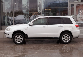 Подержанный автомобиль Mitsubishi Airtrek 2002 года (8 фото)