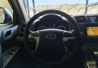 Подержанный автомобиль Toyota Highlander 2013 года (9 фото)