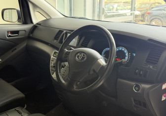 Подержанный автомобиль Toyota ISis 2010 года (7 фото)