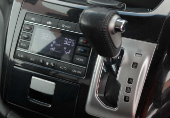 Подержанный автомобиль Nissan Elgrand 2011 года (15 фото)