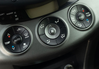 Подержанный автомобиль Toyota RAV4 2011 года (15 фото)