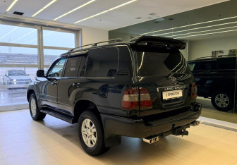 Подержанный автомобиль Toyota Land Cruiser Suv 2000 года (6 фото)