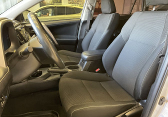 Подержанный автомобиль Toyota RAV4 2017 года (8 фото)