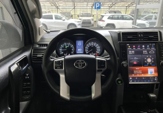 Подержанный автомобиль Toyota Land Cruiser Prado 2011 года (9 фото)