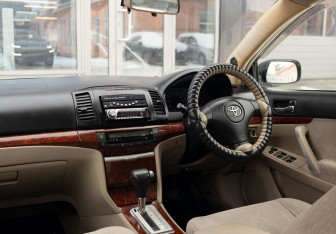 Подержанный автомобиль Toyota Premio 2002 года (10 фото)