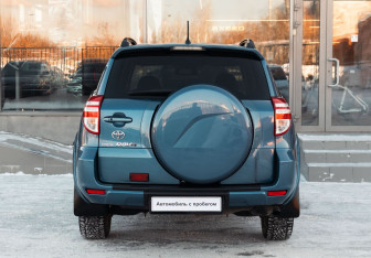 Подержанный автомобиль Toyota RAV4 2011 года (6 фото)