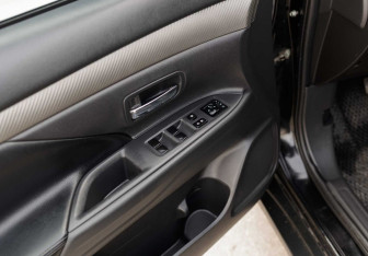 Подержанный автомобиль Mitsubishi Outlander 2012 года (16 фото)
