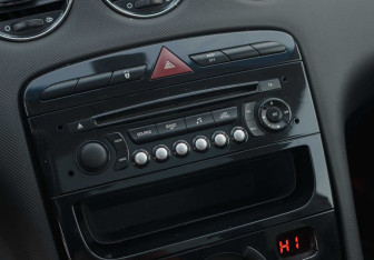 Подержанный автомобиль Peugeot 308 Hatchback 2012 года (14 фото)