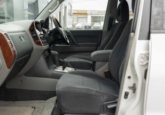 Подержанный автомобиль Mitsubishi Pajero 2003 года (20 фото)