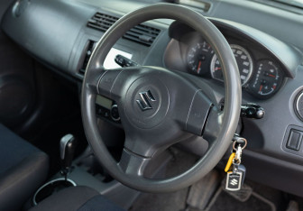 Подержанный автомобиль Suzuki Swift Hatchback 2005 года (11 фото)