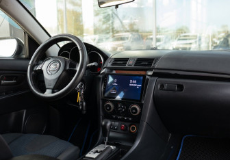 Подержанный автомобиль Mazda 3 Hatchback 2005 года (10 фото)