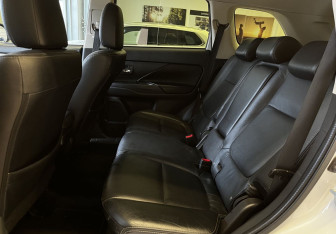 Подержанный автомобиль Mitsubishi Outlander 2014 года (15 фото)