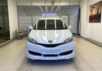 Подержанный автомобиль Toyota Wish Minivan 2011 года (2 фото)