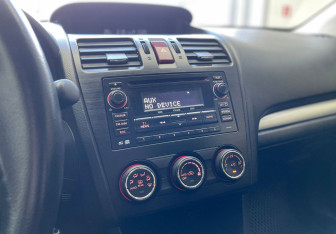 Подержанный автомобиль Subaru XV 2014 года (17 фото)