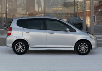 Подержанный автомобиль Honda Fit 2001 года (4 фото)