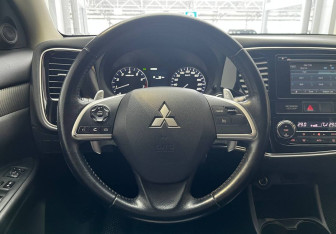 Подержанный автомобиль Mitsubishi Outlander 2013 года (10 фото)