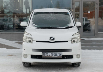 Подержанный автомобиль Toyota Voxy Minivan 2010 года (2 фото)