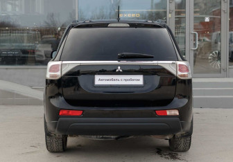 Подержанный автомобиль Mitsubishi Outlander 2012 года (6 фото)